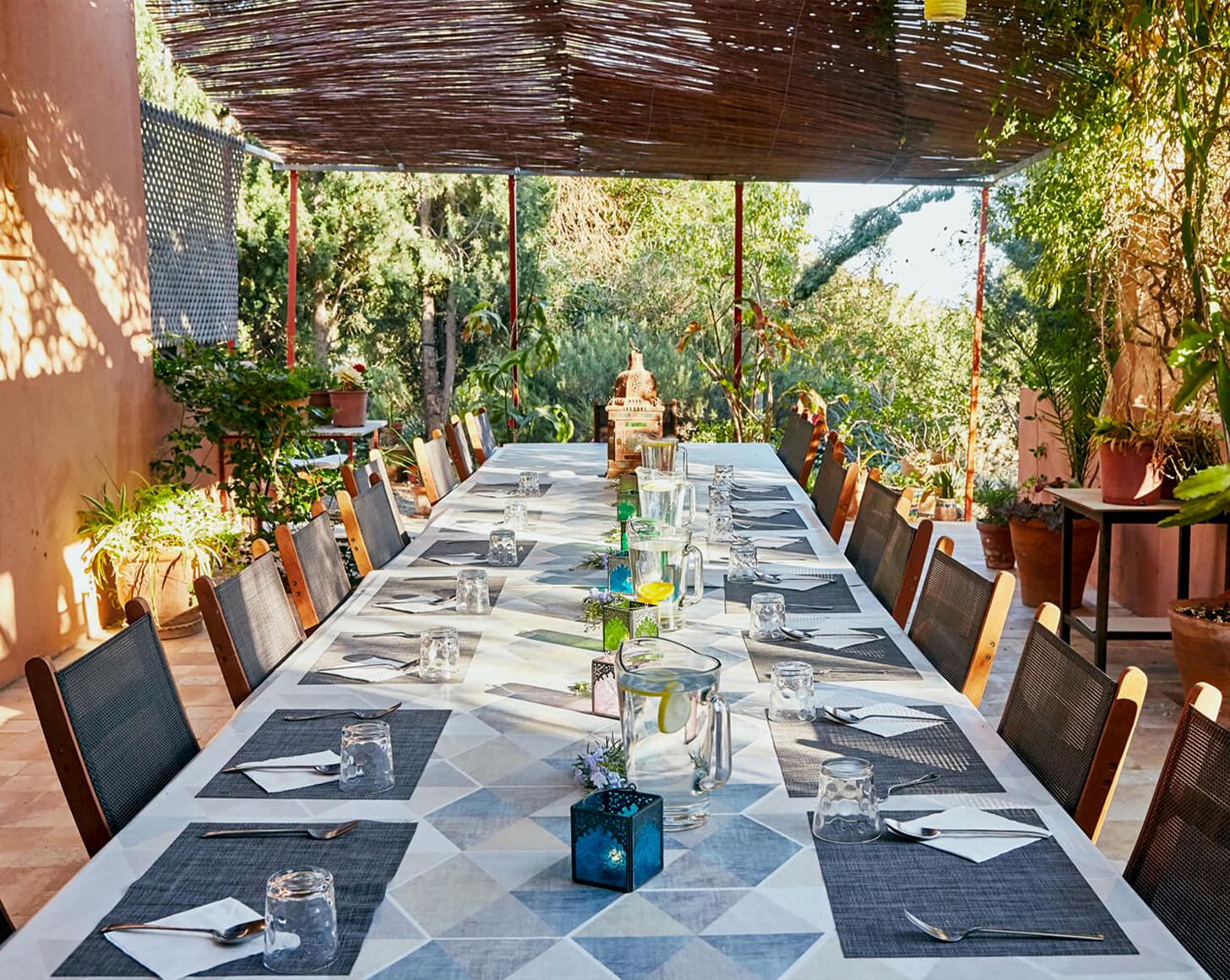 Spain-yoga-retreat---Outdoor-eating