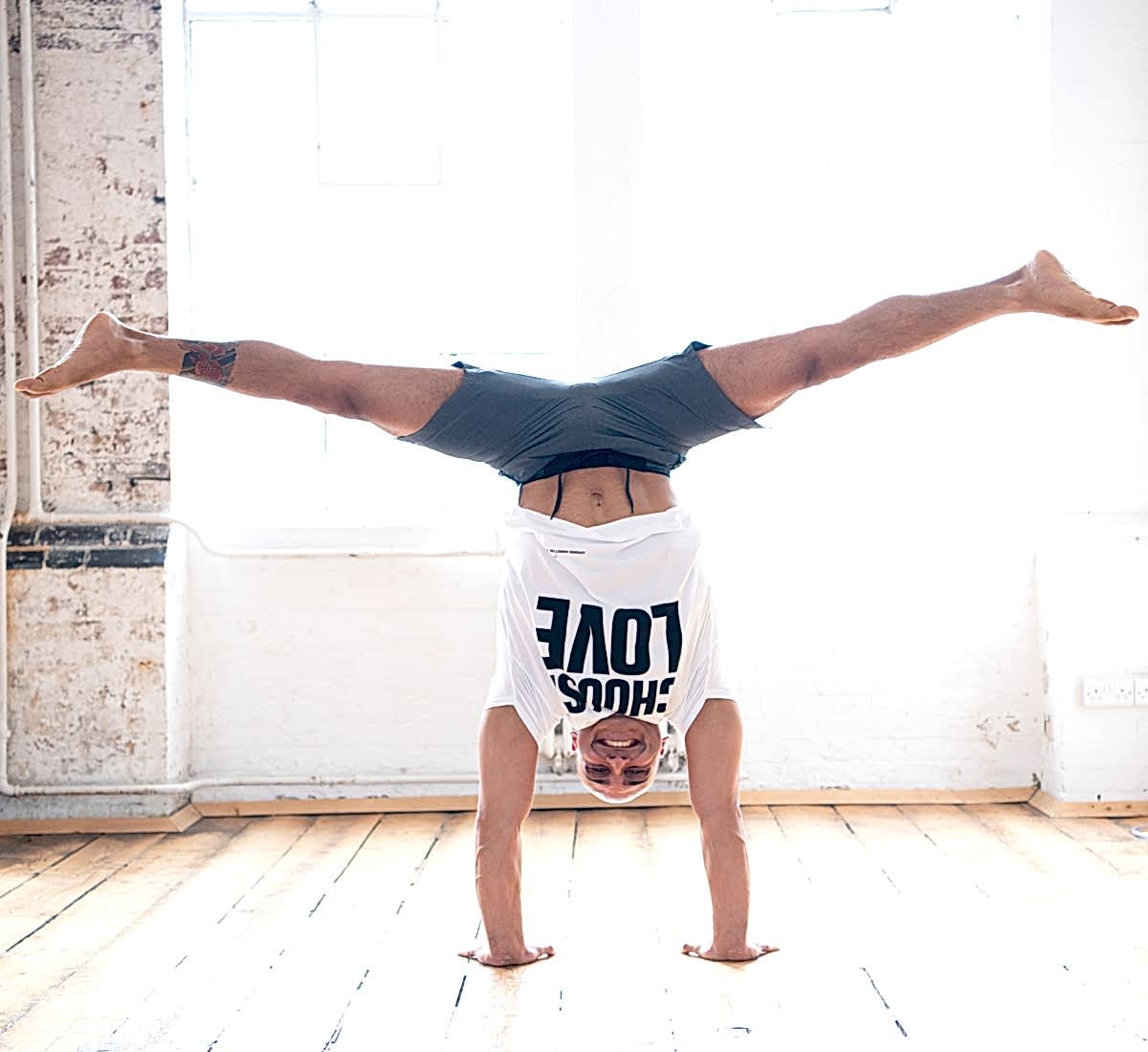 Richard Meer Handstand - Karmi Blog